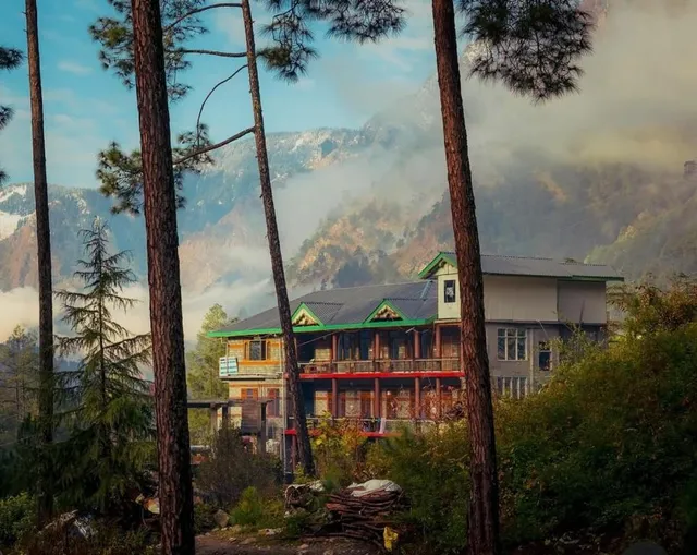 Chalo Challal Hotel & Cafe