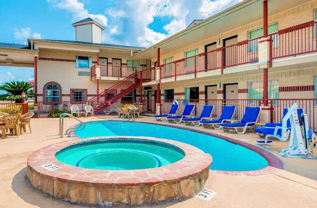 Hill Country Inn & Suites