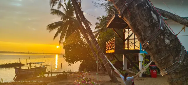 Coastal Breeze Home stay & Backwater Boating