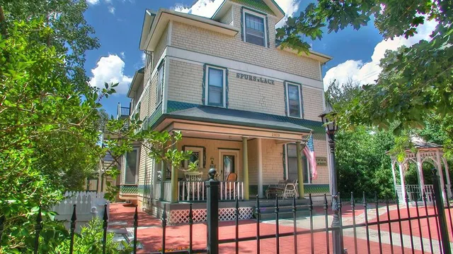 Spurs and Lace Inn Bed & Breakfast