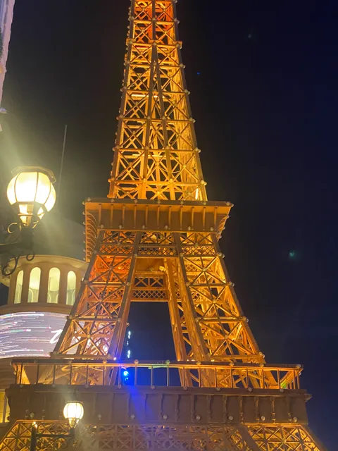 Eiffel Tower - Boulevard World