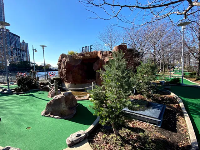 Pier 25 Mini Golf & Volleyball (@PIER25NYC)