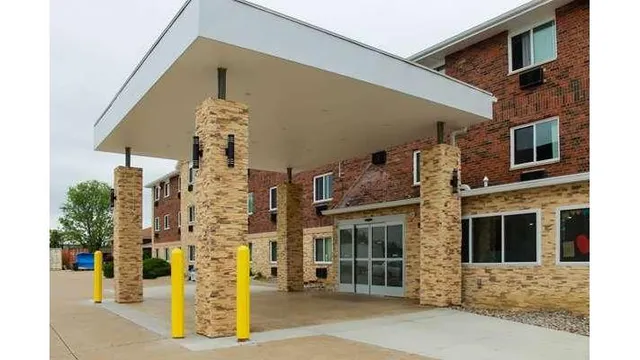 Clarion Pointe Bettendorf - Quad Cities