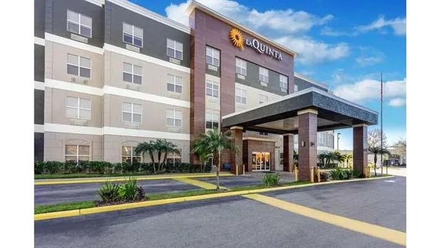 La Quinta Inn & Suites by Wyndham Tampa Central