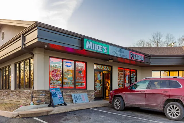 Mike's Pizzeria Italian Restaurant / Effort