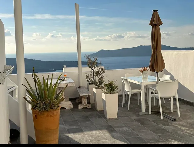 Fira White Residence