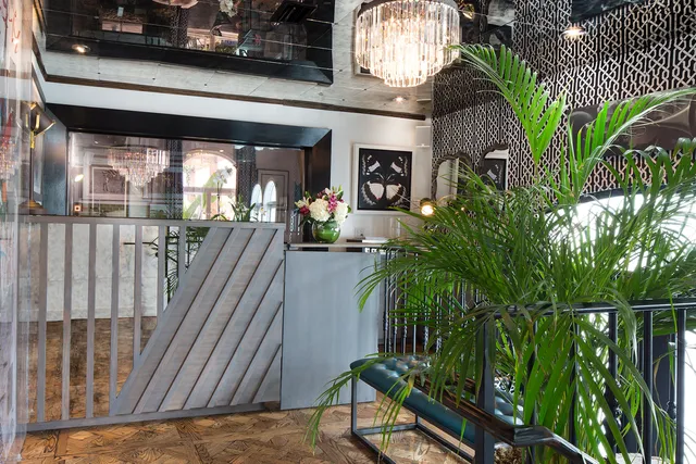 The Crescent Hotel Beverly Hills, Sonder