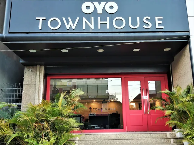 OYO Townhouse 042 Urvashi Theatre