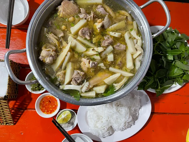 Lẩu gà lá é Thúy Hiếu