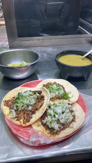 TACOS Y CONSOMÉ de barbacoa de res