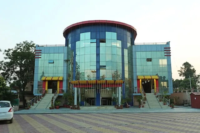 Collection O 8983 Royal Inn