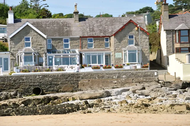 Water's Edge Holiday Apartments