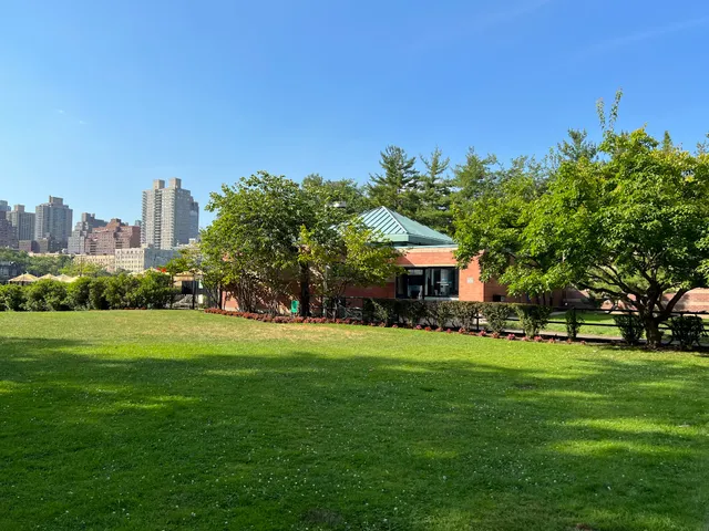 Manhattan Park Pool Club