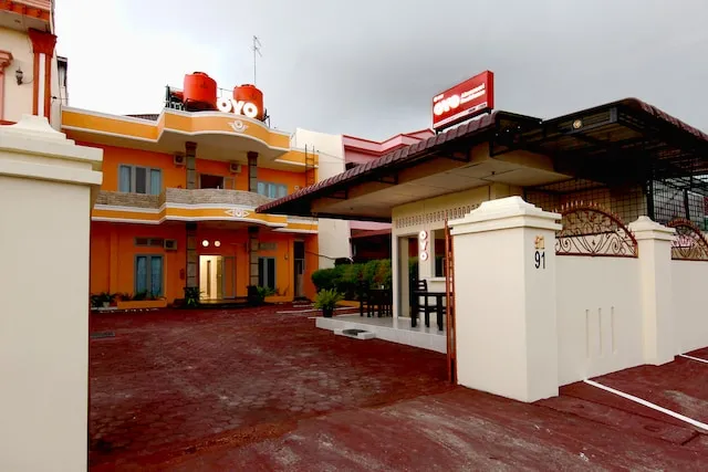 OYO Living 1332 Almonsari Residence