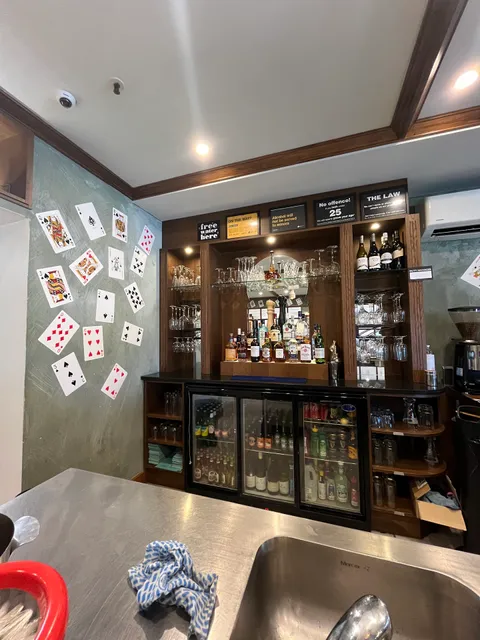 87 Dealers Cafe, Bar & Eatery