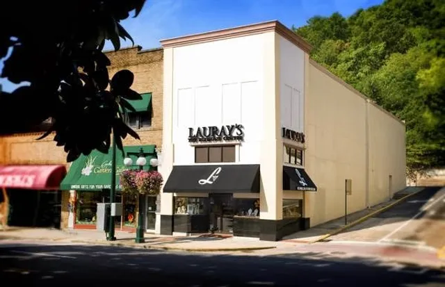 Lauray's the Diamond Center