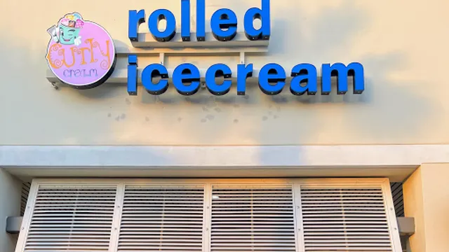 Curly Cream Rolled Icecream