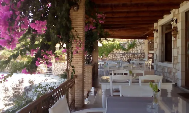 To Petrino Gastronomia / The Stonehouse