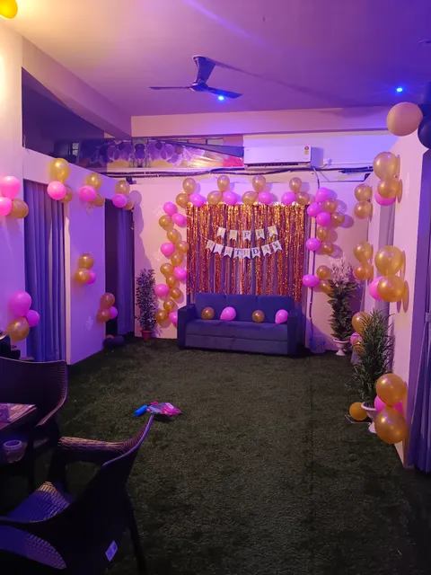 RNR Star Cafe- Couple cabin cafe