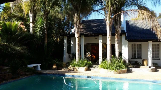 Six Valk Avenue Guest House