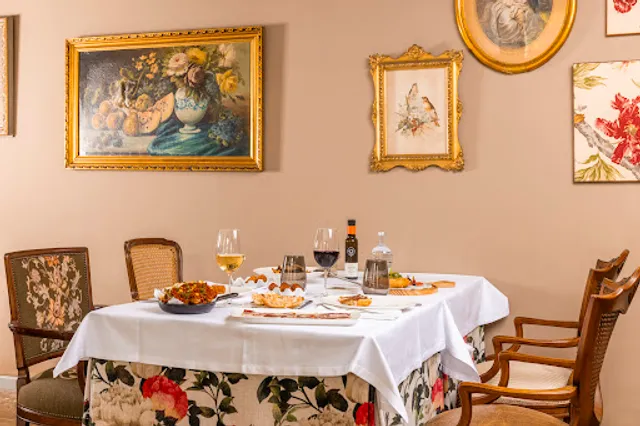 La Santa Restaurante · Bar · Lounge en Angelats Hotel