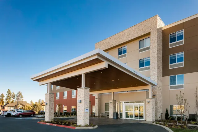 Holiday Inn Express & Suites Bend South by IHG