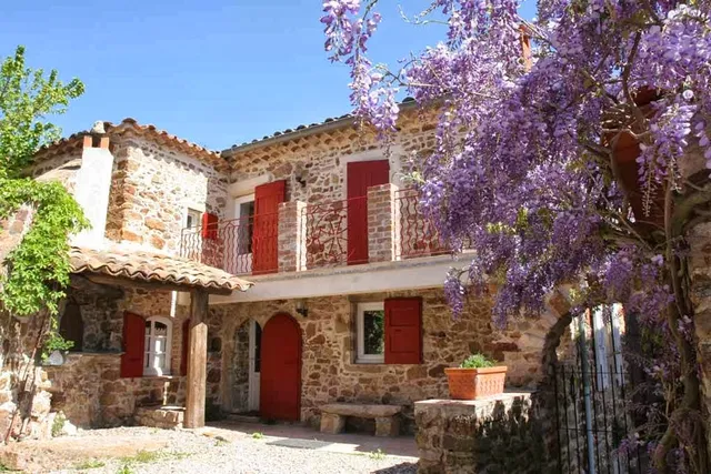 The houses perched Mas