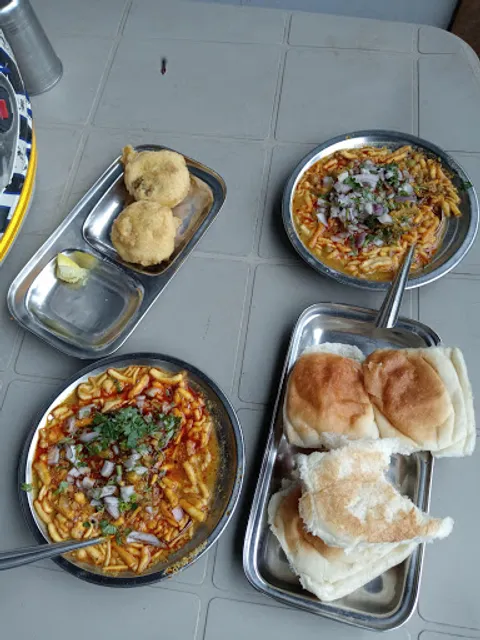 Hotel Ratna Bar & Restaurant