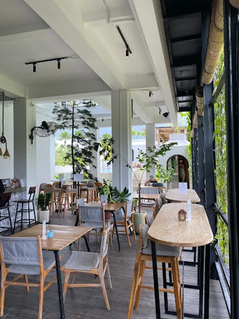 AT 06 ( Dine | Coworking | Gym | Wellness | Events | Catering ) TRAIN AT SIX