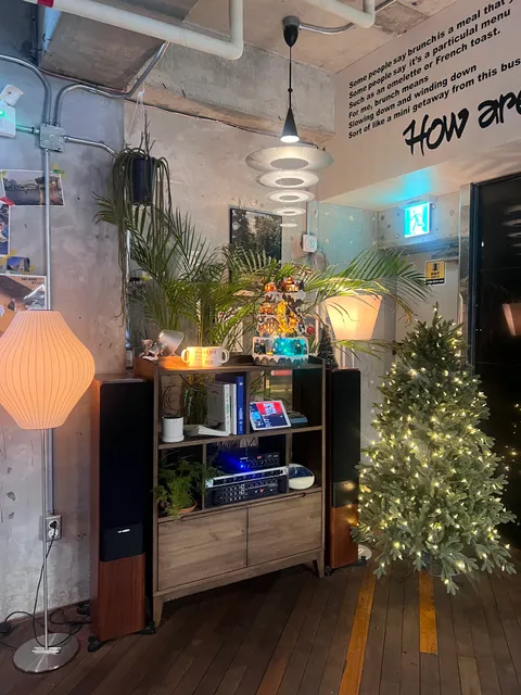 Working Holiday Brunch Cafe