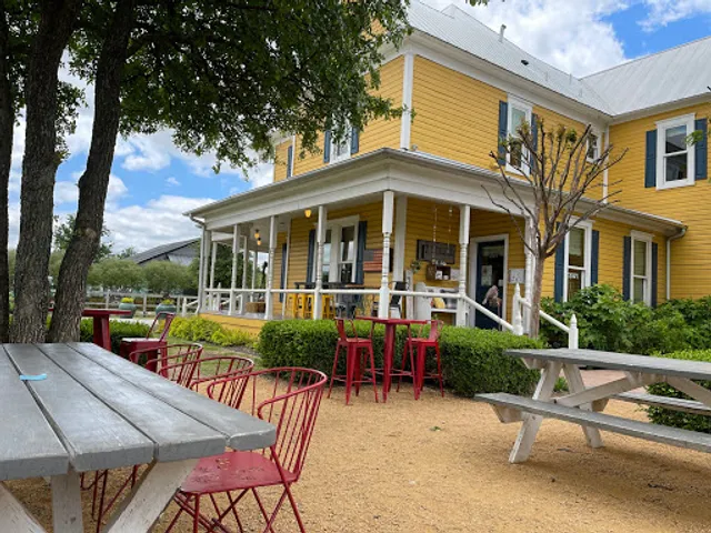 Farmhouse Coffee & Treasures