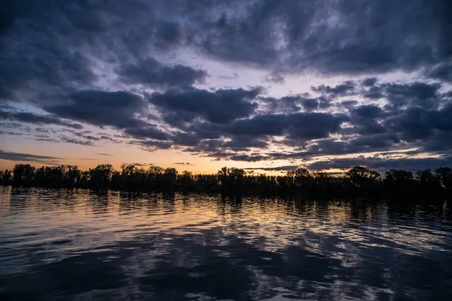 Kuca i splav na reci Savi