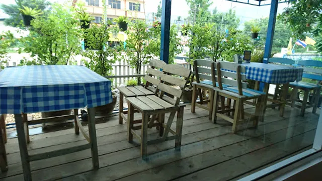 Ali blah blah bistro