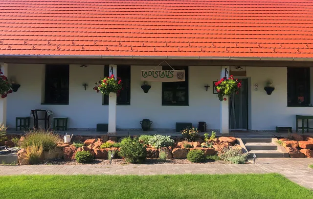 Ladislaus Schnaps-Haus Falusi Vendégház