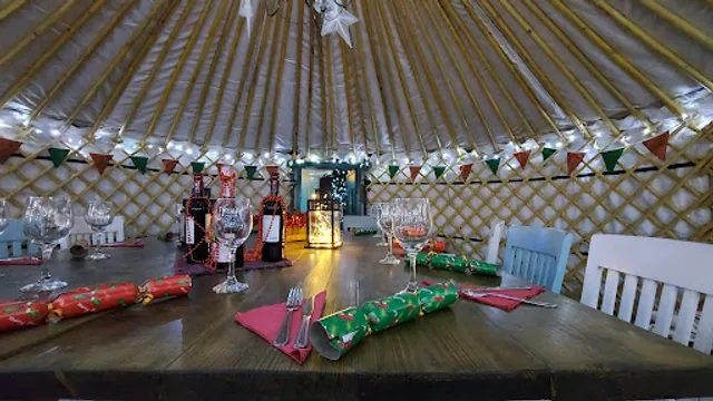 Three Horseshoes Pub & Campsite