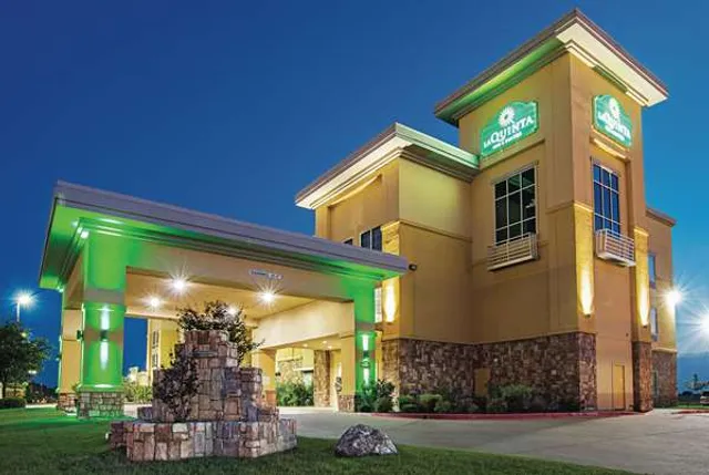 La Quinta Inn & Suites by Wyndham Ft. Worth - Forest Hill TX