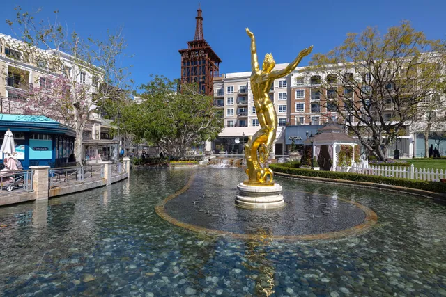 Holiday Inn Express & Suites Glendale Downtown by IHG