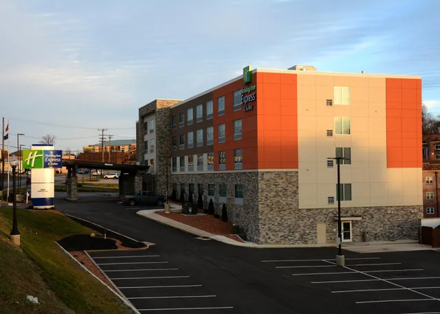 Holiday Inn Express & Suites Pittsburgh - Monroeville by IHG