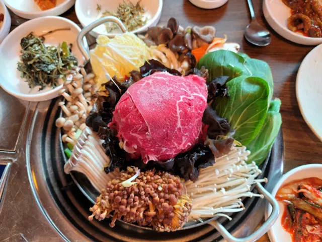 범바우버섯마을 Mushroom Hot Pot and Rib Soup