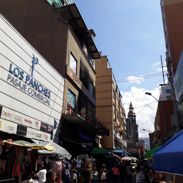 Centro Comercial el Hueco Número Uno.