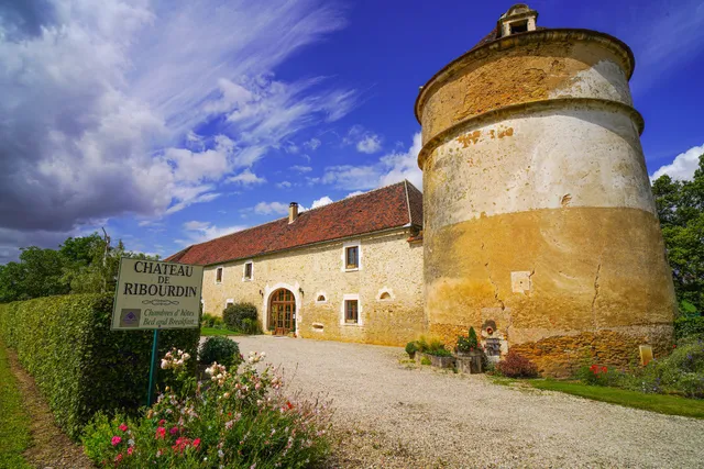 Les Granges Du Château De Ribourdin