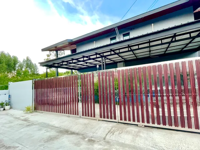 ฉัตรแก้วริมทะเล พูลวิลล่า สัตหีบ