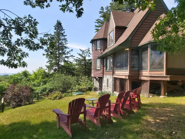 Far Horizons Luxury Vacation Home, Montebello, Quebec