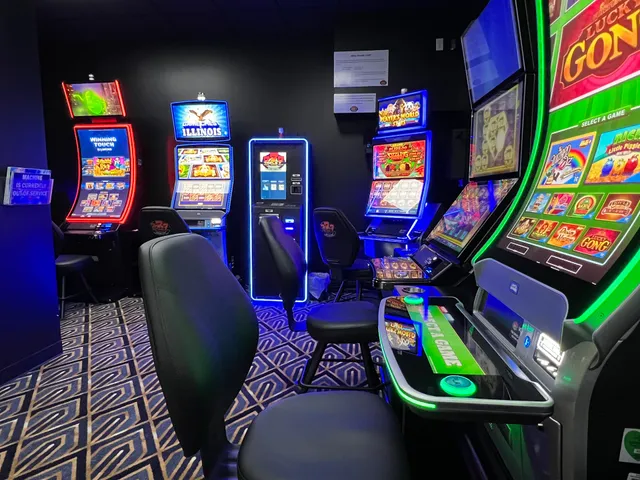 Janey's Lounge Loves Park