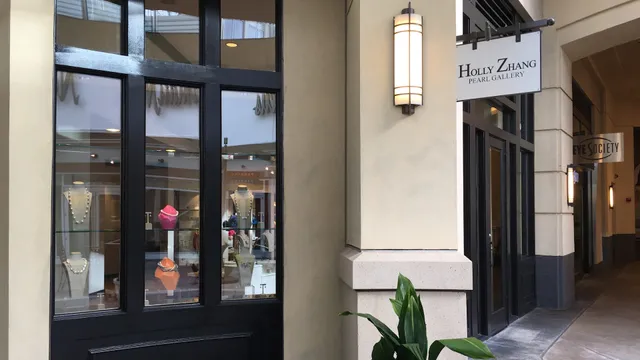 Holly Zhang Pearl Gallery