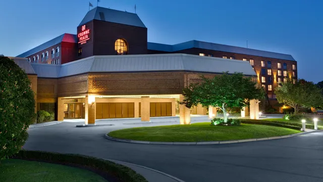Crowne Plaza Providence-Warwick (Airport) by IHG