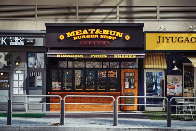 Meat&Bun Burger Shop