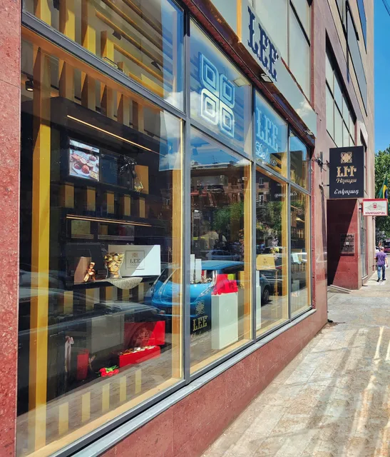 Lee Deluxe Chocolate