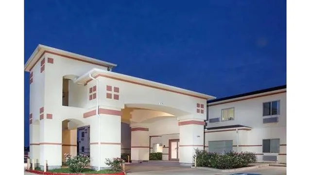 Super 8 by Wyndham Brenham TX