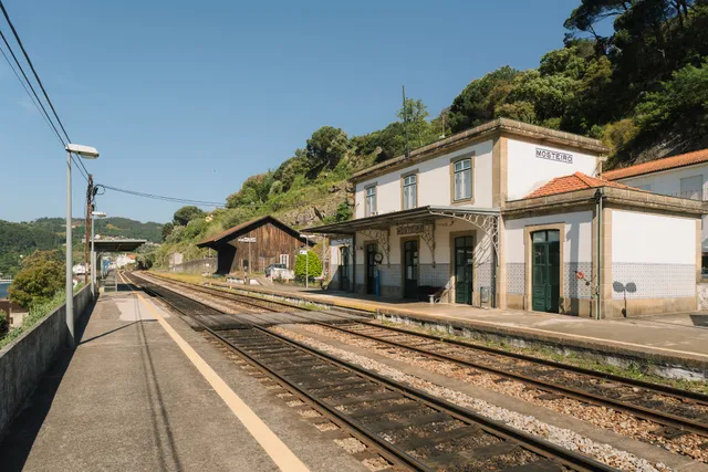 Estação de Mosteirô, Next Stop - by RowdHouses